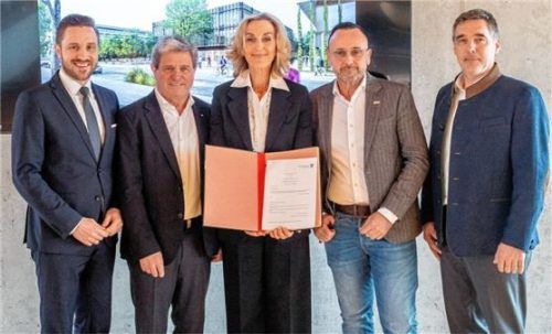 Nach der Unterzeichnung: (von links) Daniel Artmann, Professor Heinrich Köster, Doris Lackerbauer, Andreas Fischer, Thomas Kirchberger.Foto re