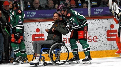 Nach seinem schweren Unfall konnte Mike Glemser nur im Rollstuhl aufs Eis in Rosenheim zurückkehren. Foto ZIEGLER