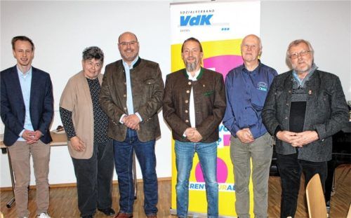 Neuen Vorsitzenden gefunden: (von links) Sozialberater Benedikt Grotegut, Kreisvorsitzende Marianne Keuschnig und Kreisgeschäftsführer Dirk Mehl vom VdK-Kreisverband Rosenheim gratulieren dem neugewählten Vorstand des VdK-Ortsverbands Bad Feilnbach-Au mit Andreas Seebacher, Walter Iglhaut und Peter Strim. Foto strim
