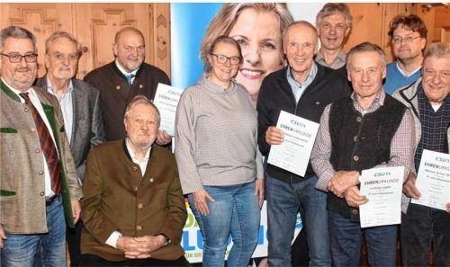 Neuwahlen und Ehrungen der CSU-Ortsgruppe Flintsbach: (von links) Stefan Lederwascher, Johann Weiß, Josef Schmidmayer, Ehrenvorsitzender Josef Kirchberger (sitzend), Johanna Astner, Sebastian Unterseher, Bernhard Pichler, Ludwig Lagler, Tobias Kirchberger und Werner Sahm. Foto Josef Huber