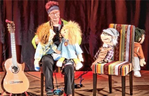 Nicht allein auf der Bühne war die Stianghausratschn alias Rosi Spielberger: Mit dabeiwaren ihre Handpuppen Frau Gescheit und Frau Haferl und deren Enkelkinder.Foto Fagerer
