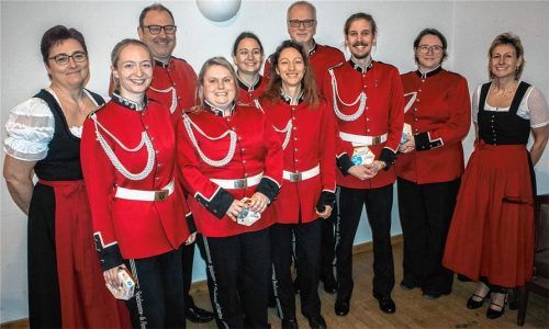 Nicole Schnitzenbaumer (Fünfte von rechts) dankte ihren Vorstandskollegen für die Unterstützung und die stete Mithilfe, ohne die das gewaltige Programm, das die Beyhartinger Musiker abspulen, nicht möglich wäre. Foto stache