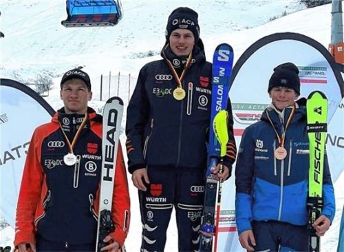 Noah Moherndl (Mitte) ist deutscher Jugendmeister der U18 im Slalom.Foto privat