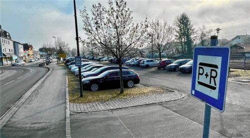 Noch bis 31. März können Autofahrer auf dem „Park and Ride“-Parkplatz am Bahnhof kostenfrei parken. Ab 1. April wird dann eine Gebühr erhoben. Fotos neuwirth