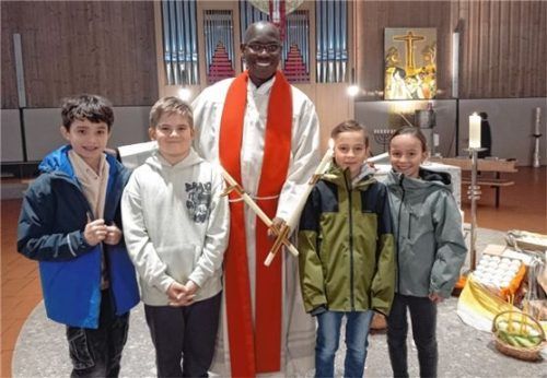 Pater Aondo mit den geweihten Kerzen zur Spendung des Blasius-Segens. Foto re