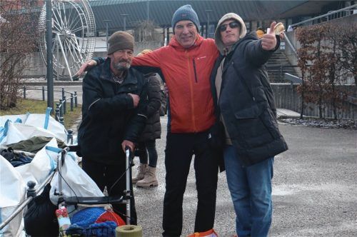 Peter Höllbauer (Mitte), der Organisator der Aktion „OVB hilft“ und Leiter des Druckzentrums, freut sich gemeinsam mit glücklichen Spenden-Empfängern. Fotos Erlich