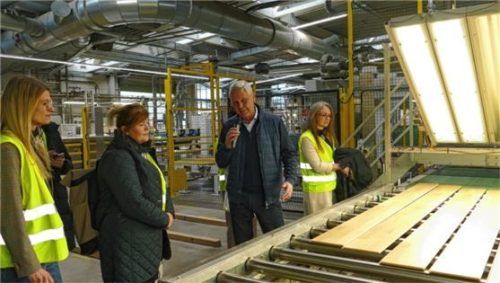 Peter Huber informierte die Besucher unter anderem über die Qualitätskontrolle des fertigen Parketts. Foto Schubert