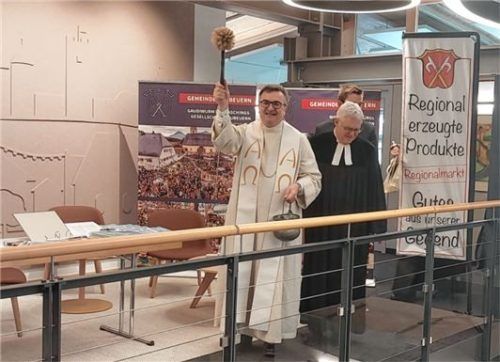 Pfarrer Christoph Rudolph (links) und Pfarrer Thomas Löffler segneten die neuen Räumlichkeiten.