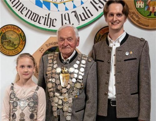Philomena Zehetmaier ist die jüngste Schützenkönigin, Ehrenmitglied Hans Mosler der älteste Schützenkönig – hier zusammen mit Schützenmeister Markus Prinz.