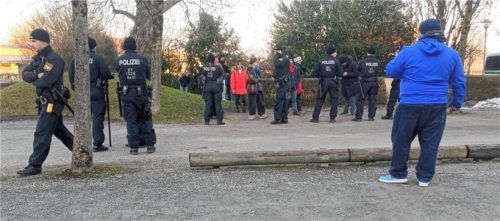 Polizeiaufgebot in Rott: Dort wurde wohl der Hitlergruß gezeigt.Foto Helm