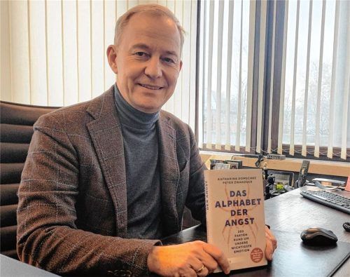 Professor Dr. Peter Zwanzger, Ärztlicher Direktor des kbo-Inn-Salzach-Klinikums, mit seinem neuen Buch „Das Alphabet der Angst – 200 Fakten rund um unsere wichtigste Emotion“. Foto Huber