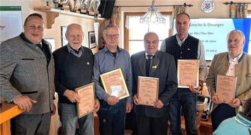 Rainer Nour el Din mit den geehrten Mitgliedern (von links) Hermann Ober, Meinrad Mayer, Peter Voringer, Hubert Fischer und Wolfgang Hell für 40 und 25 Jahre Mitgliedschaft bei der KSK Prutting. Foto re