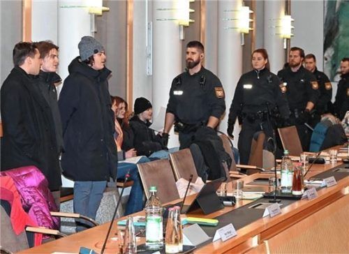 Rund 20 Demonstranten kamen im Rosenheimer Rathaus zusammen, um gegen die Vereidigung von Stefan Bauer zu protestieren. Foto Schlecker