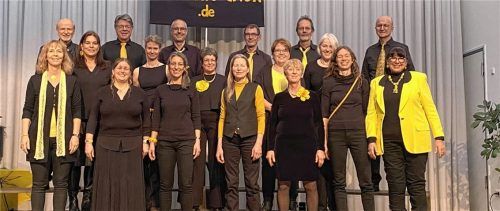 Sang ein bunt gemischtes Programm: der Con-Brio-Chor auf der Bühne im Künstlerhof.Foto re