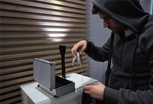 Schmuckstücke im Wert eines niedrigen sechsstelligen Betrags haben die Täter im Juni 2023 beim Einbruch in ein Kolbermoorer Juwelier-Geschäft (Symbolfoto) entwendet. Foto Imago