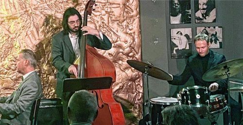 Schon oft in Rosenheim aufgetreten, aber erstmals mit seinem eigenen Trio: der Jazzpianist Claus Raible mit dem Bassisten Milos Colovic und dem Schlagzeuger Xaver Hellmeier.Foto prechtl