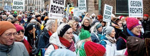 Schon seit Wochen gehen Menschen auf die Straße, um ein Zeichen „gegen rechts“ zu setzen – darunter auch Mitglieder der Initiative „Omas gegen rechts“. Gerüchte zufolge sollen sie dafür Geld bekommen. Foto Hauke-Christian Dittrich/dpa