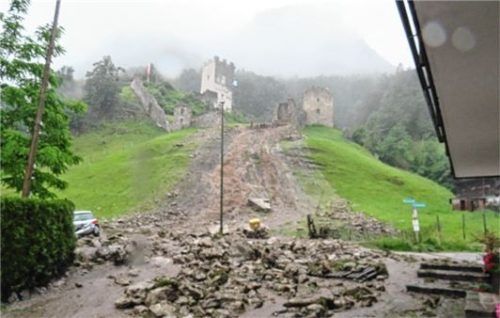 Schwer betroffen war die Gemeinde Flintsbach vom Unwetter. Weggerissen wurde unter anderem die sanierte Mauer der Burg.