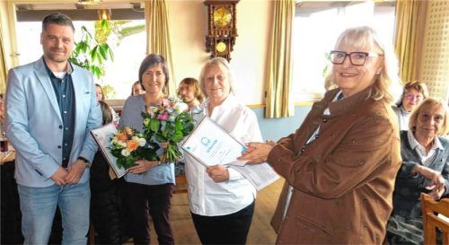 Sebastian Kurz, Geschäftsbereichsleiter der Diakonie, den Träger der Tafel, ehrten Irmgard Höggemeier und Christine Stieber und zeichnete Tafel-Chefin Claudia Vill aus (von links). Fotos baumann