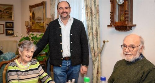 Seit dem Herbst werden in Rott ältere Herren und Damen interviewt und auf Film aufgenommen. Bürgermeister Daniel Wendrock (Mitte) und Alexander Fendt vom AK Kultur befragten Rosa Schaber über das „alte“ Rott am Inn. Foto Klemmer