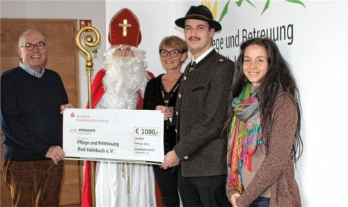Sichtliche Freude bei Gereon Schmitz (links), Brigitte Troibner (Mitte) und Ramona Mezinger (rechts) über die Spende vom Nikolaus und Kilian Reiter (Zweiter von rechts) von der Jungbauernschaft Litzldorf. Foto strim