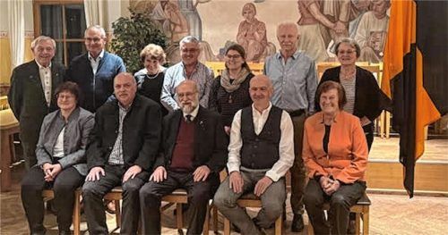 Sie leiten in den nächsten drei Jahren die Geschicke der Kolpingsfamilie: (sitzend von links) Schriftführerin Hedwig Wagner, stellvertretender Vorsitzender Norbert Kotter, Präses Georg Neumaier, Vorsitzender Franz Besel, Schatzmeisterin Maria Grünwald sowie die Beisitzer (stehend von links) Hans Seifert, Gerhard Selig, Resi Dietrich, Werner Dasch, Melanie Weiß, Dieter Bräunlich und Resi Kleinhuber.Foto Astrid Kotter