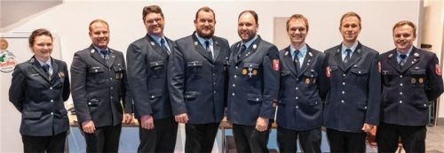 Sie stehen an der Spitze der Feuerwehr Au: (von links) Jugendwartin Anja Koziol, Schriftführer Peter Antretter, die Vorsitzenden Andreas Kreuzmeir und Martin Riedl, die Kommandanten Marinus Astner und Sepp Antretter sowie Kassier Andreas Marx und Gerätewart Martin Maier. Foto Kriechbaumer