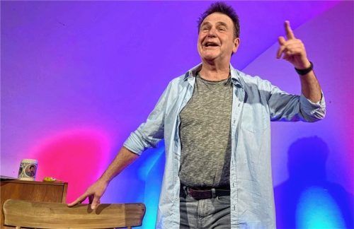 Skurrile Alltags-Szenen und aktuelle politische Bezüge: Jörg Herwegh bei seinem Auftritt im Gimplkeller.Foto Wagner