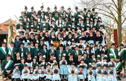 So präsentierte sich der Trachtenverein Almfrieden Aindorf-Pittenhart anlässlich des 100-jährigen Gründungsfests am2. Juni 2024. Foto . re