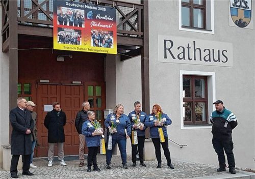 So sehen Sieger aus: Die Eisstockschützinnen vom TuS Engelsberg sind deutsche Meisterinnen im Mannschaftsspiel und wurden im Rathaus gebührend begrüßt. Foto privat