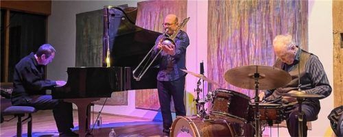 Spielten inmitten moderner Kunst: Posaunist Samuel Blaser, Pianist Russ Lossing und Schlagzeuger Billy Mintz. Foto kirchner