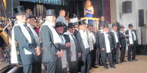 Stilvoll angetan mit Zylinder und weißem Schal zogen die Sänger in den Saal des Gasthauses Antretter ein. Foto re