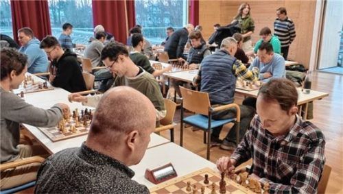 Strategie am Tisch: 39 Schach-Spieler kämpften in Rosenheim um die oberbayerische Blitz-Meisterschaft. Foto re