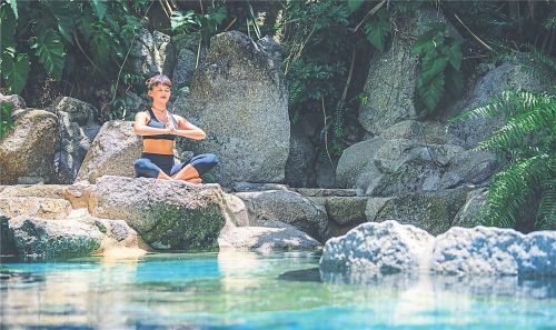 Swimming-Pool mit Meditationsecken und Kurkuma-Drinks zur Entgiftung: Hier tankt man von innen und außen Energie. Fotos FotoS: Julitta Ammerschläger, Kamalaya