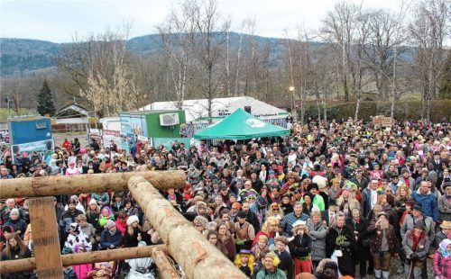 Tausende Besucher waren am Sonntag zur „Bettlhouzat“ nach Au gekommen. Die Polizei spricht von einer „ruhigen und friedlichen“ Veranstaltung. Foto Peter Strim