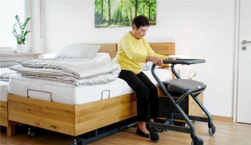 Technische Hilfsmittel wie ein spezielles Bett ermöglichen Menschen mit körperlichen Einschränkungen ein selbstbestimmtes Leben zuhause. Foto León Voßberg