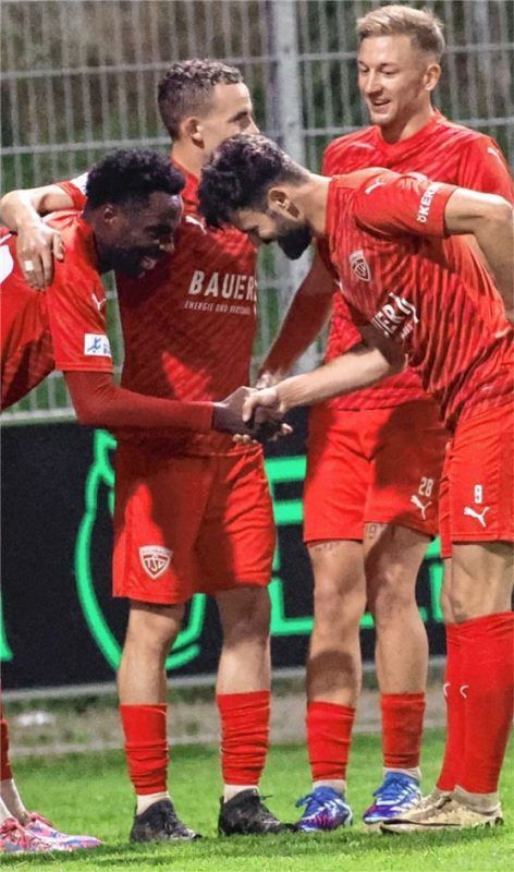 Torschützen unter sich: Daniel Muteba (links), Sammy Ammari (rechts) und Tobias Sztaf (hinten rechts). Foto Buchholz