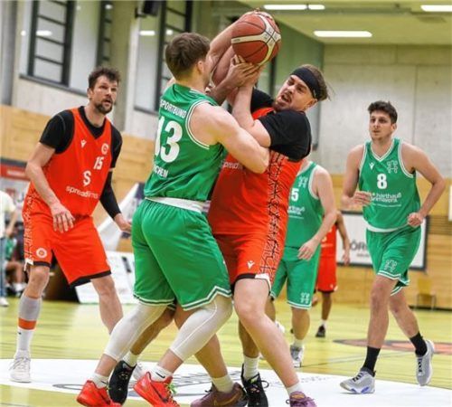 Traunsteins Fabian Giebel im Kampf um den Ball mit Münchens Mateo Kustic (Nummer 13).Foto Hans Weitz