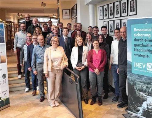 Treffen des Klimaschutznetzwerks Rosenheim-Traunstein: Vertreter der Gemeinden Bad Aibling, Bad Feilnbach, Bruckmühl, Eiselfing, Feldkirchen-Westerham, Kolbermoor, Neubeuern, Pfaffing, Prien, Raubling, Rohrdorf, Rosenheim, Samerberg, Siegsdorf, Stephanskirchen, Tuntenhausen und des Instituts für nachhaltige Energieversorgung.Foto INEV