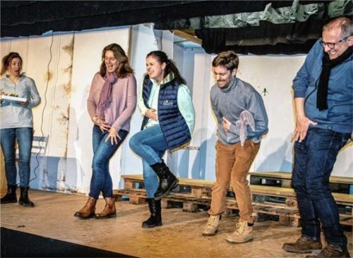 Turbulent geht es im „Kurhotel am See“ zu. Dabei schlagen einige kleine Ampullen den Gästen schwer auf den Magen. (Von links) Marina Maicher, Simone Ehberger, Claudia Hofmann, Martin Krichbaumer und Markus Hieber.Foto Stache