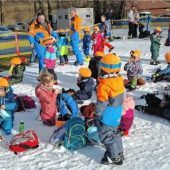 Zwergerl lernen das Skifahren