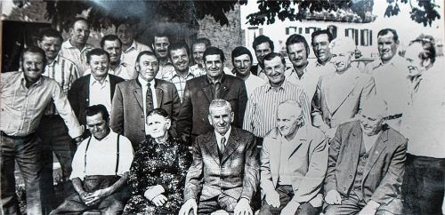 Über dieses alte Foto der Zimmererleute wurde eifrig diskutiert und gerätselt, wer auf dem Bild zu sehen ist.  Stache