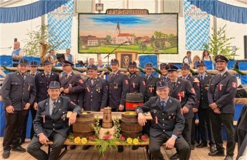 Übergabe des Patengeschenk der Patenvereine Söchtenau und Prutting beim Jubiläum der FFW Schwabering.