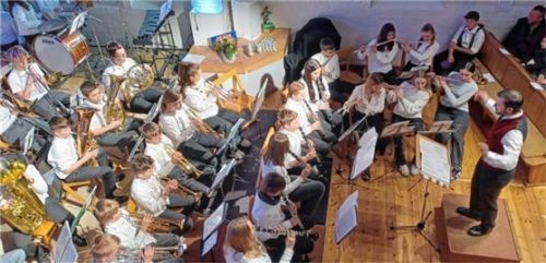 Unter der Leitung von Matthias Reheis zeigten die jungen Musiker aus Jungbläsergruppe und Jugendkapelle ihr großes Repertoire an Stilrichtungen.Foto  Beham