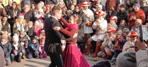 Vereinte Städte: Der Tanz des Aiblinger Prinzen mit der Rosenheimer Prinzessin.