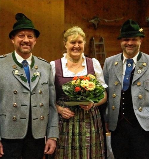 Vergelt’s Gott: Vorsitzender Martin Schober (links) und sein Stellvertreter Florian Griebl bedankten sich bei Gertraud Schober für 24 Jahre als Schützenmeisterin. Foto Deindl