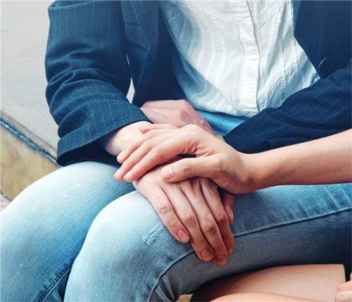 Verständnis und einfühlsame Nachfragen helfen Kollegen nach einem Trauerfall, sich wieder in den Arbeitsalltag einzufinden. adobestock/Watercolor_Concept