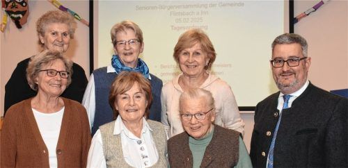 Viel Informatives erfuhren die Senioren bei der Bürgerversammlung mit: (von links, obere Reihe) Sophie Huber, Monika Jakobi, Seniorenbeauftragte der Gemeinde Flintsbach und Orga-Leiterin, Elisabeth Weiß, Pfarrgemeinderätin und Orga-Leiterin, sowie (vordere Reihe, von links) Inge Munzinger, Sabine Resch, Hanni Karrer, Bürgermeister Stefan Lederwascher.Foto WEISS