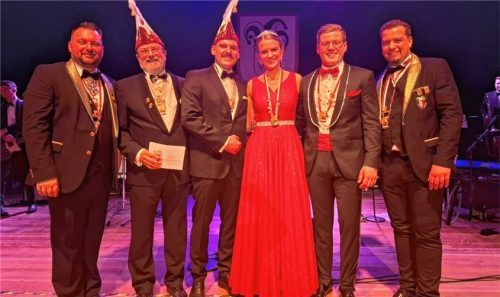 Vincent Wagner (Dritter von links) verstärkt nun den Senat, das Ehrengremium der Faschingsgilde. Darüber freuen sich (von links) Zweiter Gildepräsident Josef Turner, Senatspräsident Walter Kunze, Prinzessin Johanna I., Prinz Thomas IV. und Gildepräsident Stefan Seidl. Foto  Hecht