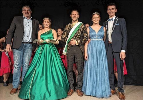 (Von links) Bürgermeister Ullrich Gaigl, das Prinzenpaar Prinzessin Laura II. mit dem drückenden Verband vom schönen Isental und Prinz Thomas II., der Energische von der Nudel-Pumperei, und das Nachwuchsprinzenpaar Prinzessin Simone I. von Hochfelln und Prinz Thomas III. von der Wolfganger Empore.